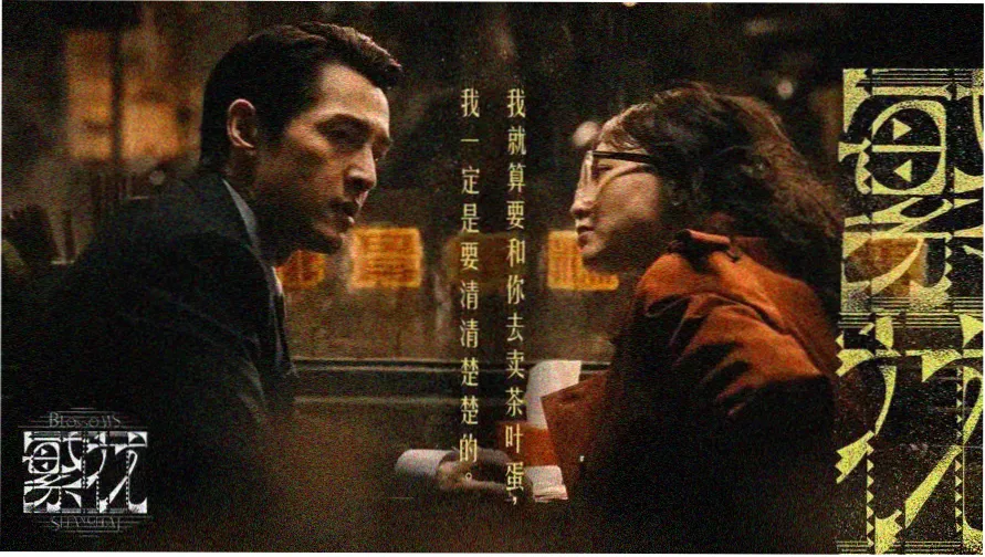社区花园长椅旁家长交谈的日常场景